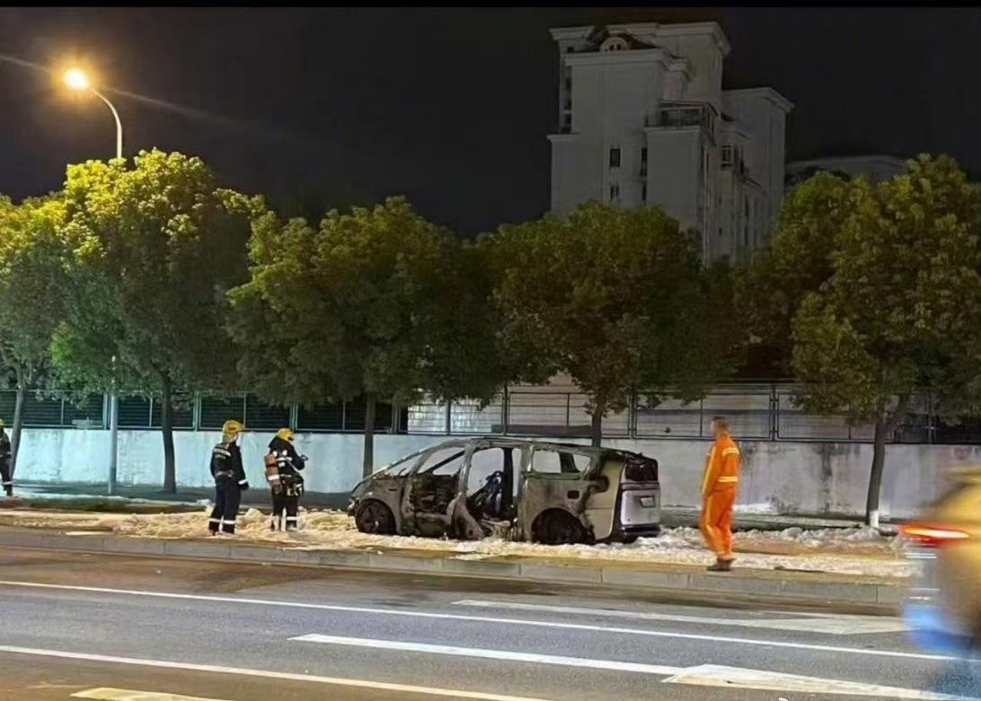 上海漕河泾起火事件！
一辆理想MEGA在上海徐汇区漕河泾正常行驶时，车底突发爆炸