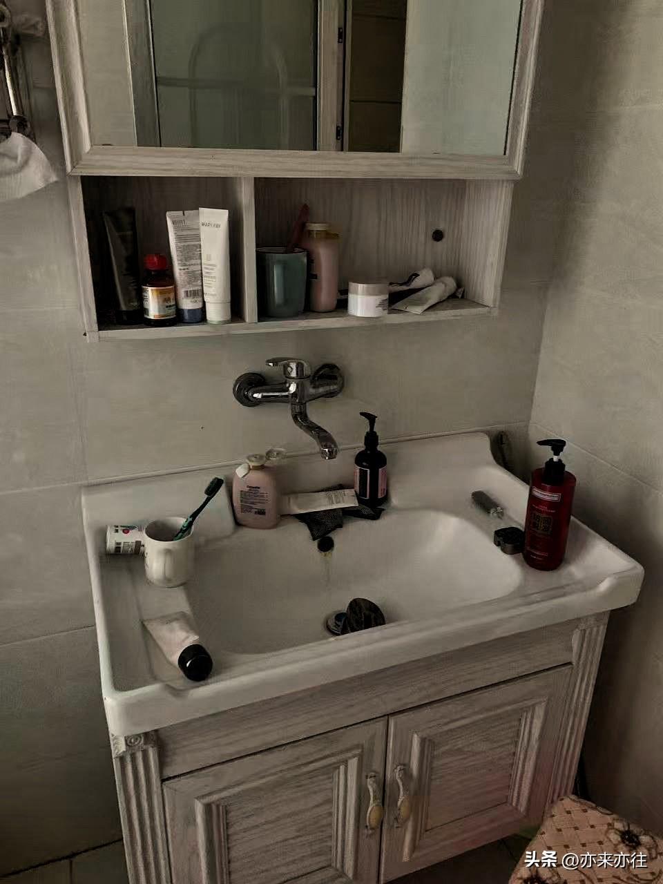 乍一看，问题不大，只是乱；
细一看，惨不忍睹，全是坑…
这真不是个人做的事[大笑