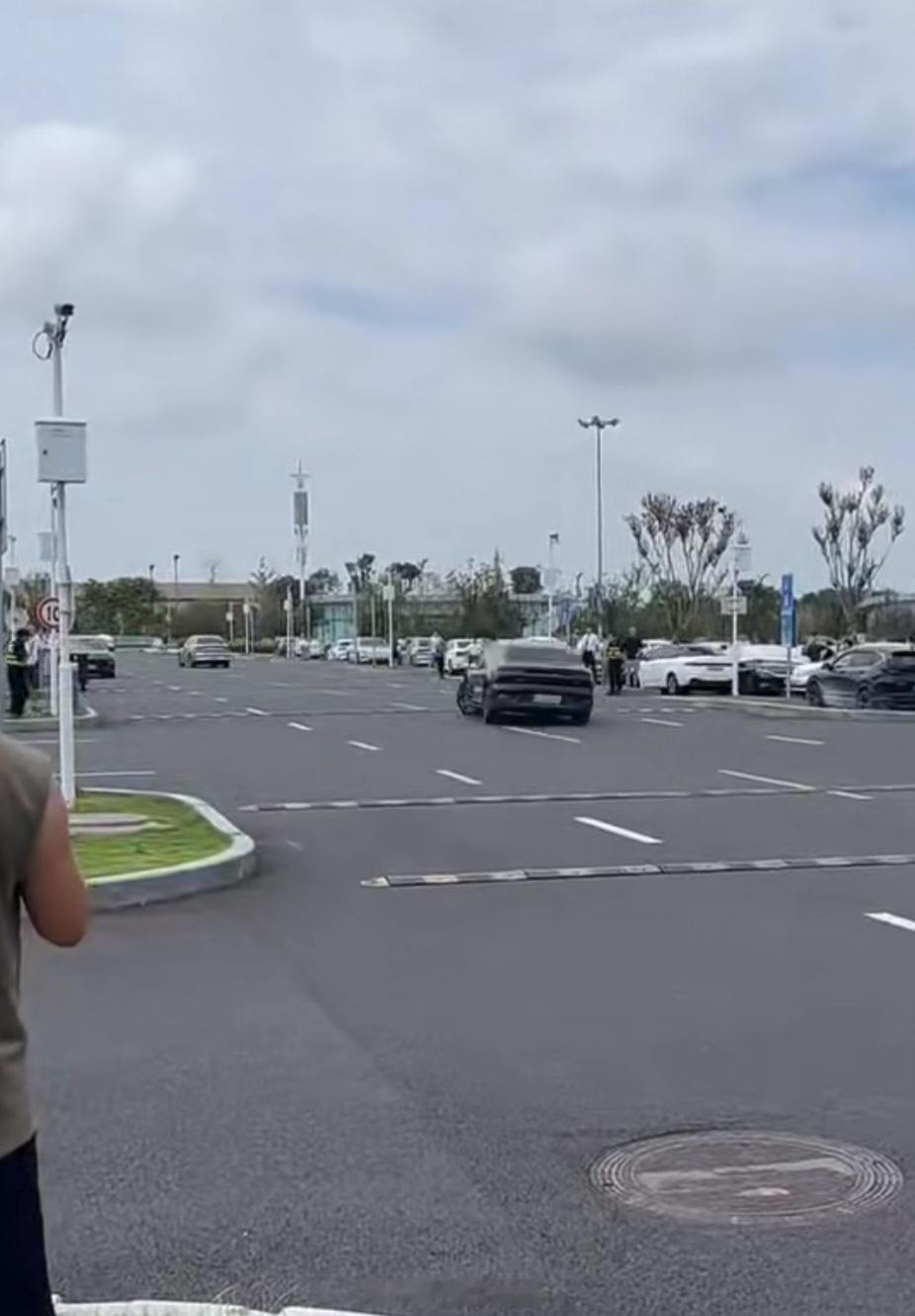 比亚迪失控不知道话题词是谁取的，上来就用「失控」，如此难以控制的词汇你是说车辆失