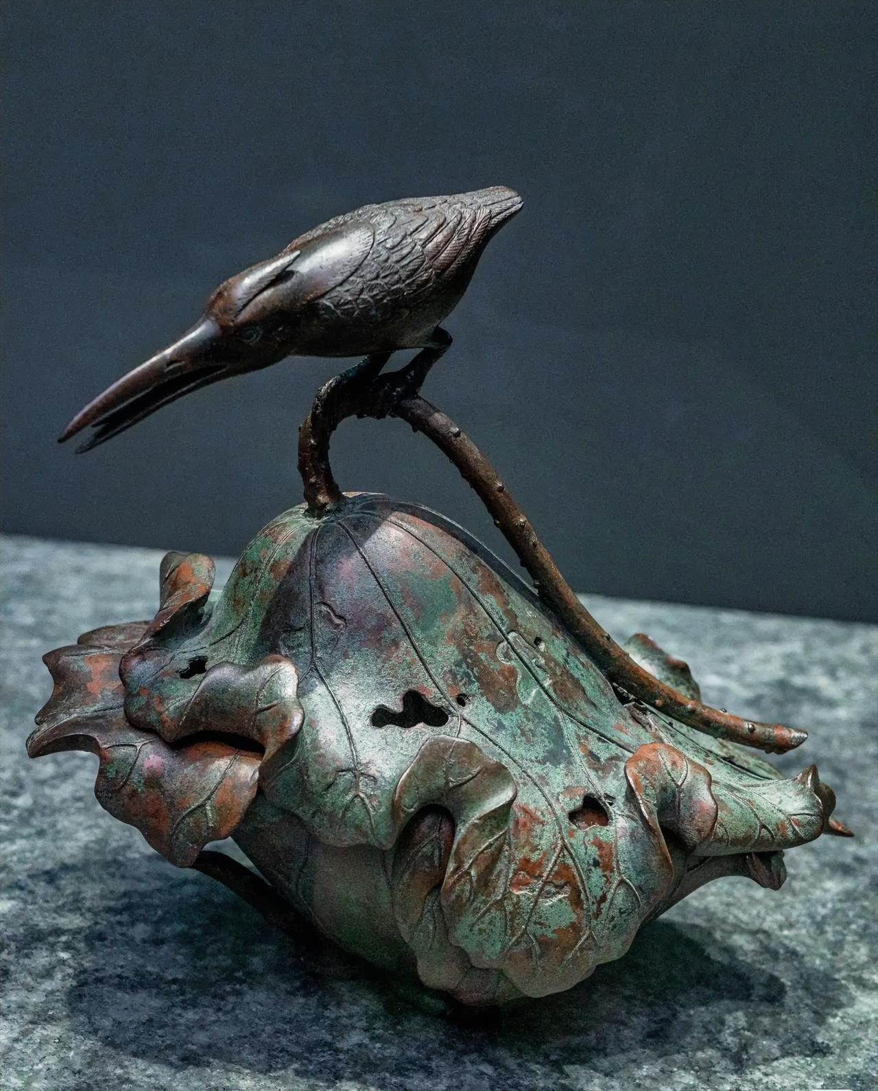 这老物件难住我了！谁来救救场？
我真服了！翻出个玩意儿，壳子有点发黄，上面有个小