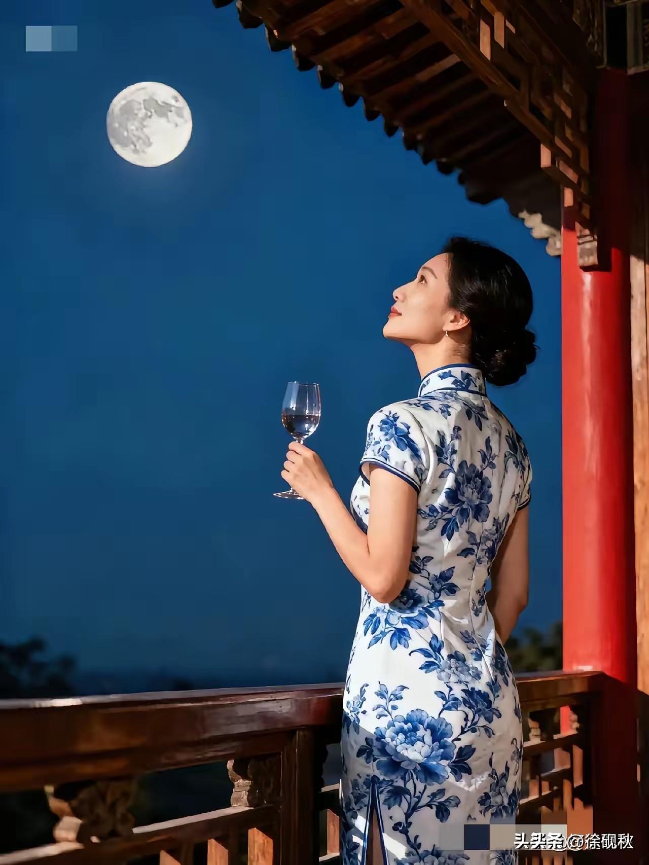 上联：古来圣贤寂寞客，
下联：唯有饮者留其名。