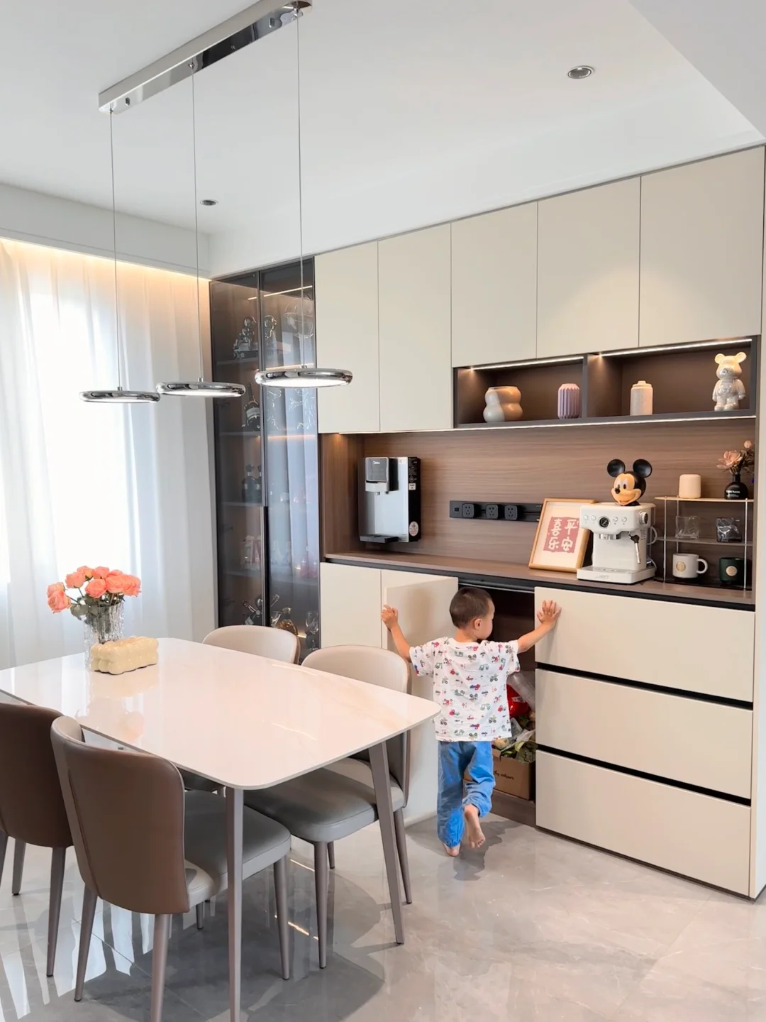 这才是年轻人喜欢的家，虽然不豪华，但很温馨。简简单单的样子，就很喜欢你...