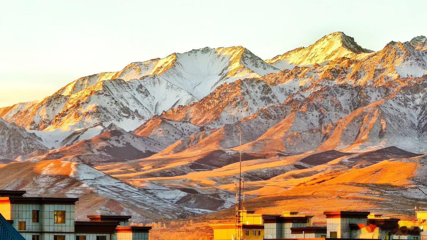 营造风清气正的网络空间镜头里的陇原甘肃早安 ☀️阳光穿过薄雾，洒下一片金色，像给