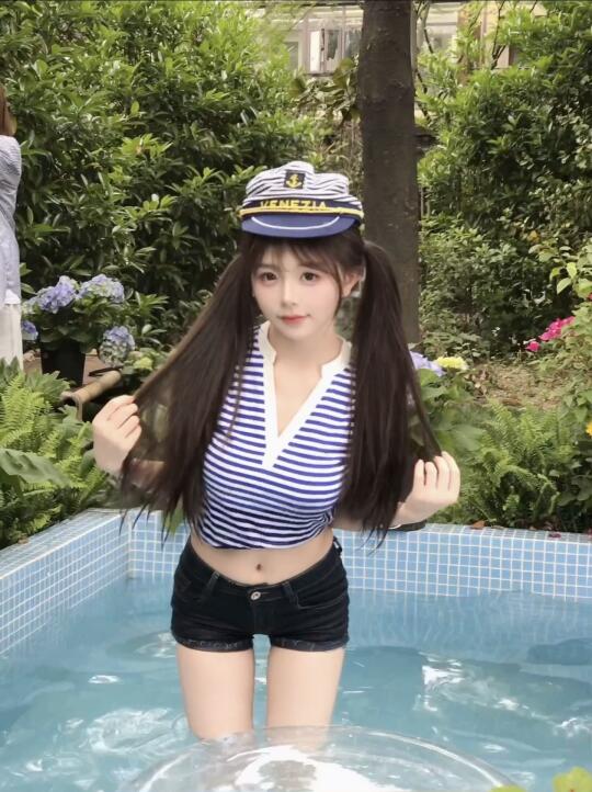不敢想在装满热水的泳池里拍照会有多开朗💦