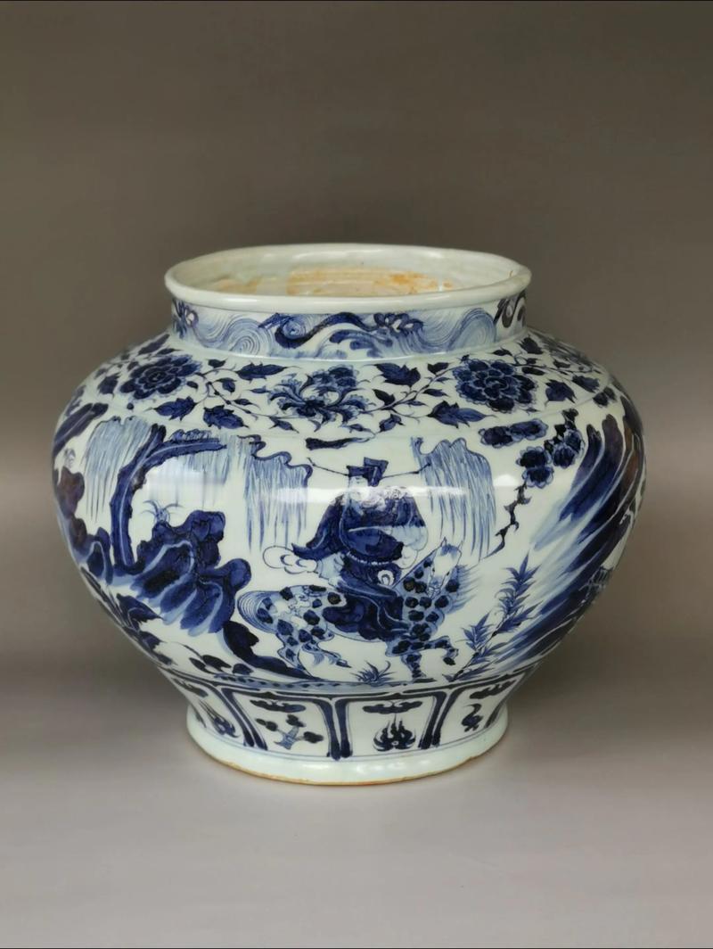 元青花的绘画艺術:
元青花绘画艺术独具魅力，其以笔意酣畅、线条遒劲为显著特点。在