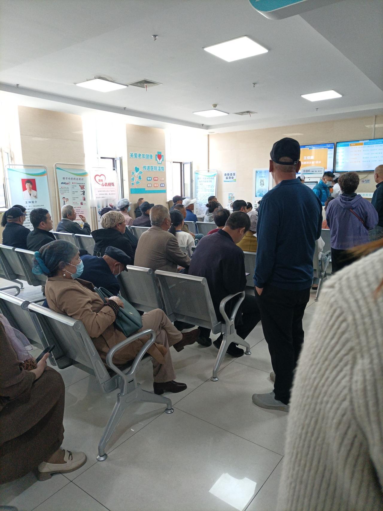 今天去医院开感冒药很顺利，皆因去的早，挂号等待就诊的人少。从挂号到开上药，前后不