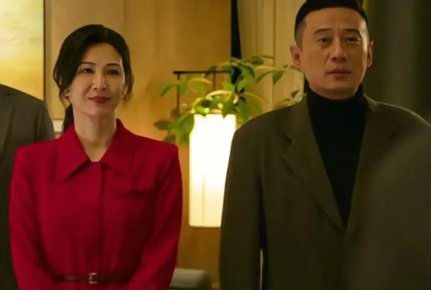 刘天刚把张欣约出来，就蹦出一句“上面还有人”。观众还没缓过劲，镜头一转，彭局被当