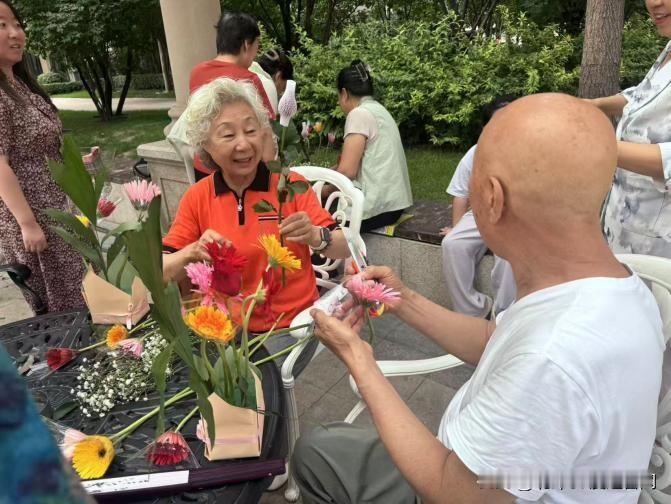万柏林区海德社区：七夕插花会 花香聚邻里

万柏林区长风西街街道海德社区新时代文