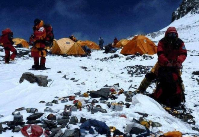 1998年，一对夫妻攀登珠峰，妻子却被遗弃在山顶，她绝望喊道：请不要抛弃我。谁知