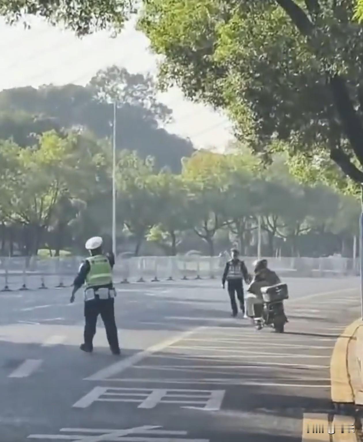 两班倒12小时没人关心，那么多的肺结节没人关心，吃着垃圾食品没人关心，买不起房没