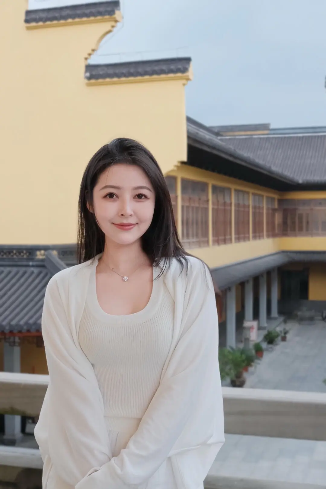 亲爱的中年少女，请你繁华中自律，安静处自醒，低谷时自强! 热爱生活，取...