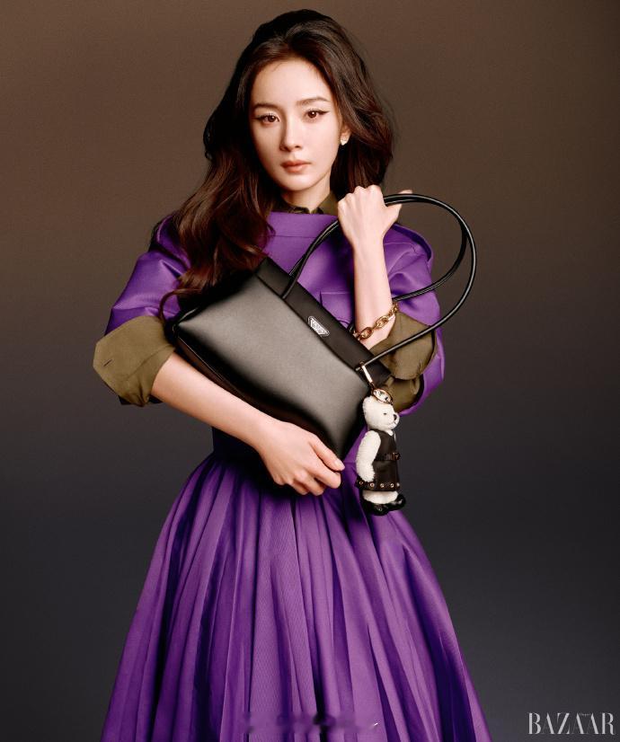 杨幂连庄时尚芭莎开季刊杨幂三登时尚芭莎开季刊 杨幂连庄芭莎开季刊，简洁灵动的造型