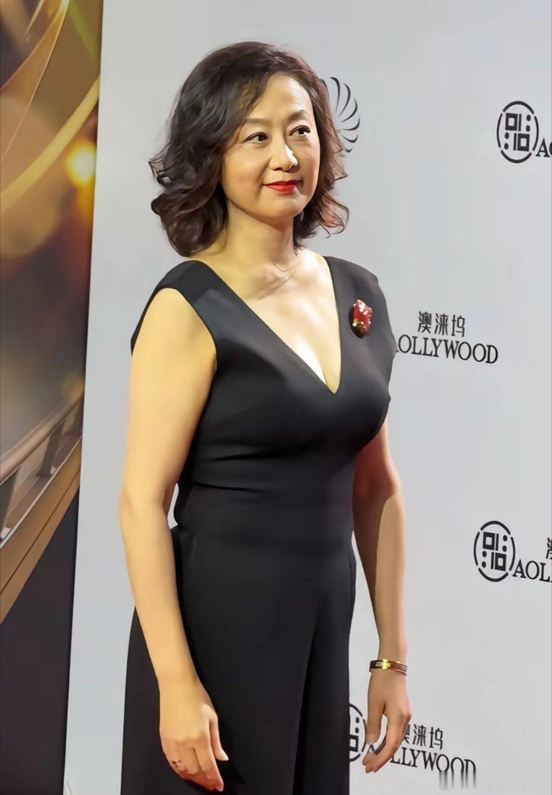 都说她身材走样，除了“胸”，都没啥气质了！年轻时就不如丛珊好看，老了也没有刘晓庆