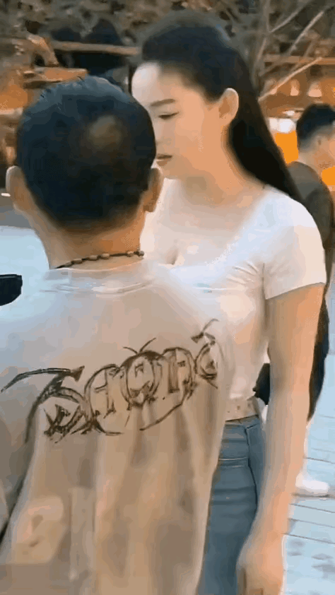 哪有什么街拍，全是商量好的摆拍。