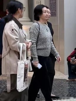 何超琼在澳门美高梅，打扮就像是退休老太太一样！依旧留着短发，头发乌黑，这一点就让