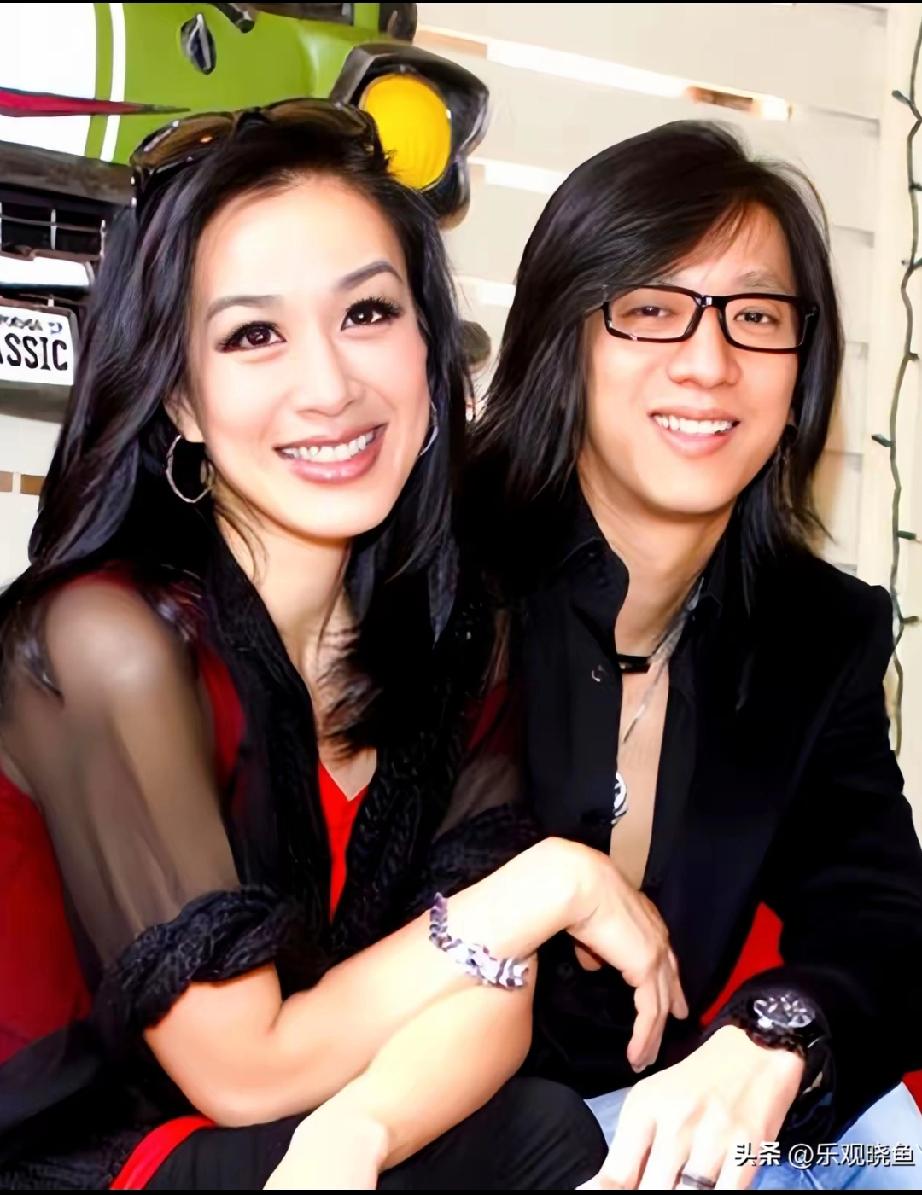 怪不得钟丽缇的两个小女儿那么漂亮，原来他们的亲爸爸严峥这么帅！