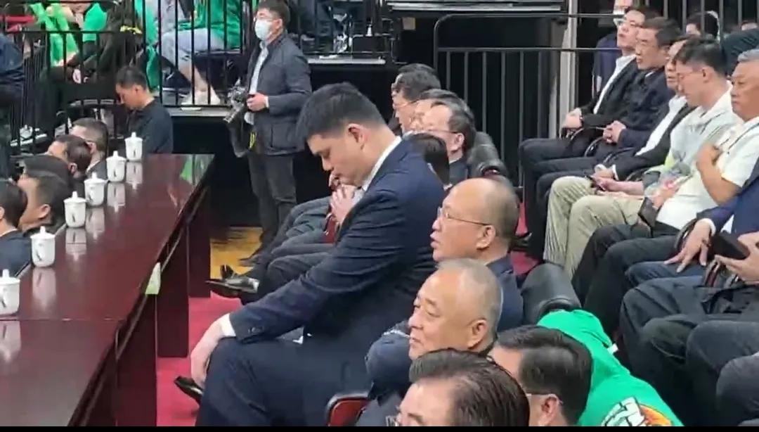 CBA总决赛太无趣，姚明竟然在主席台坐着睡着了！

辽宁男篮与浙江男篮的总决赛毫