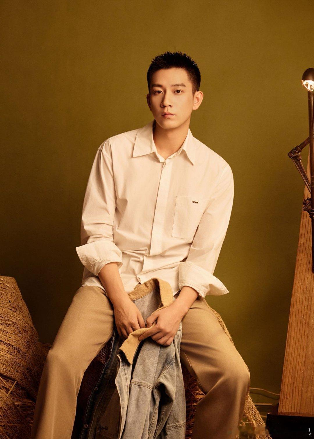 王子奇坐在草堆里就出片了帅脸+松弛感直接碾压一切，草堆秒变时尚大片现场，这镜头感