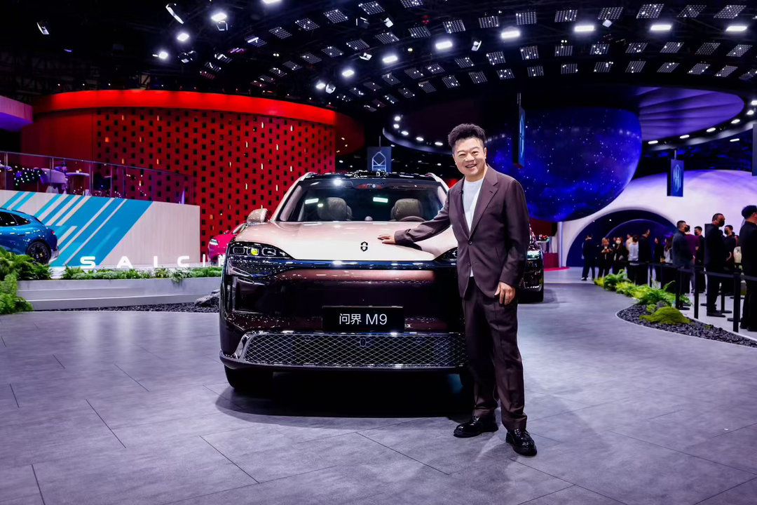 马东下单全新一代问界M9 老车主马东在北京车展鸿蒙智行会客厅，听余总细讲8大跃迁