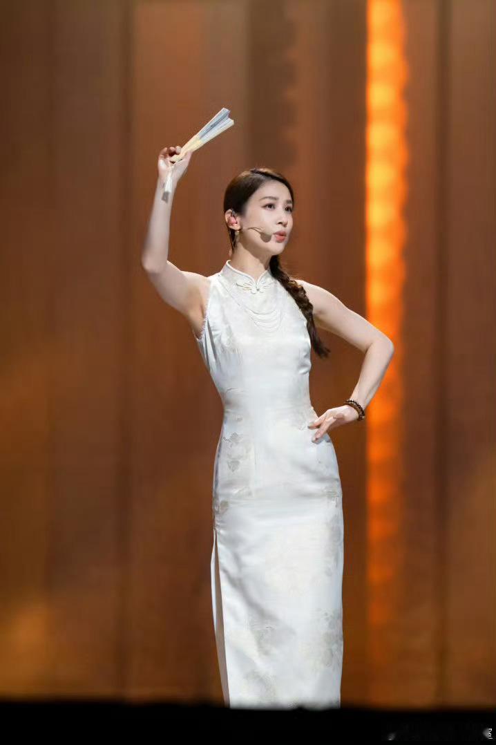 黄圣依 初代浪姐不养闲人一语道破初代浪姐的含金量！黄圣依时隔七年以帮唱师姐身份回