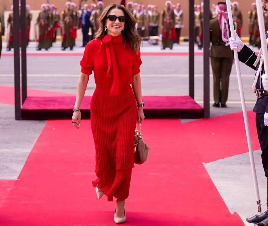 54岁约旦王后刚当奶奶就上热搜：踩10cm高跟俯视国王，把30岁儿媳比到尴尬
