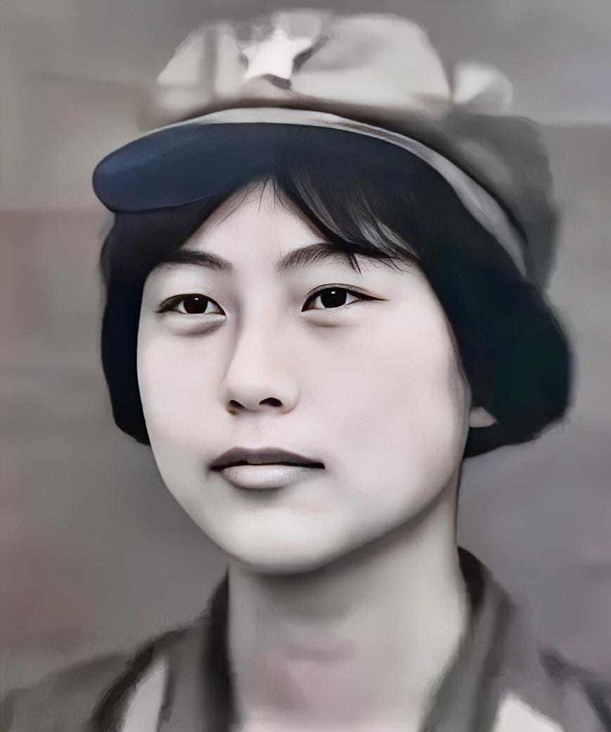 1982年，一名女飞行员驾驶运输机从张家口起飞，当飞机飞到700米高空时，一架歼