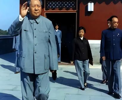 贺晓秋曾两次救下毛主席，建国后其子上北京被毛主席接见，主席说道：我给你两个特权！