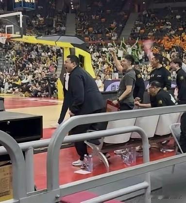 小刘总也在发泄着这段时间的压抑感吧，从这个赛季开始前交易张镇麟，外援的选择不理想