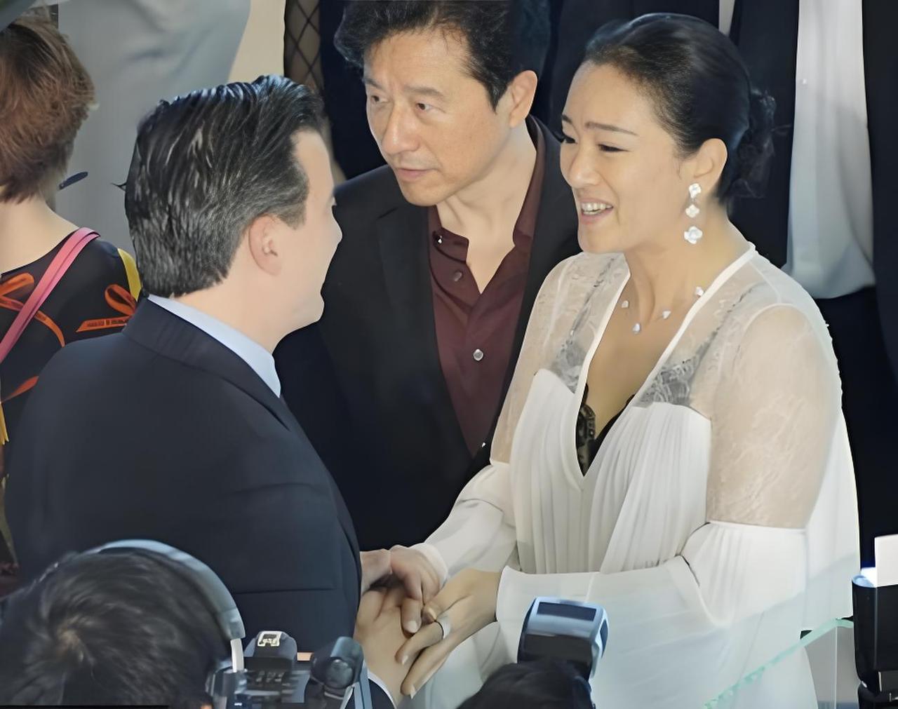 巩俐出席活动和老朋友见面的一幕？