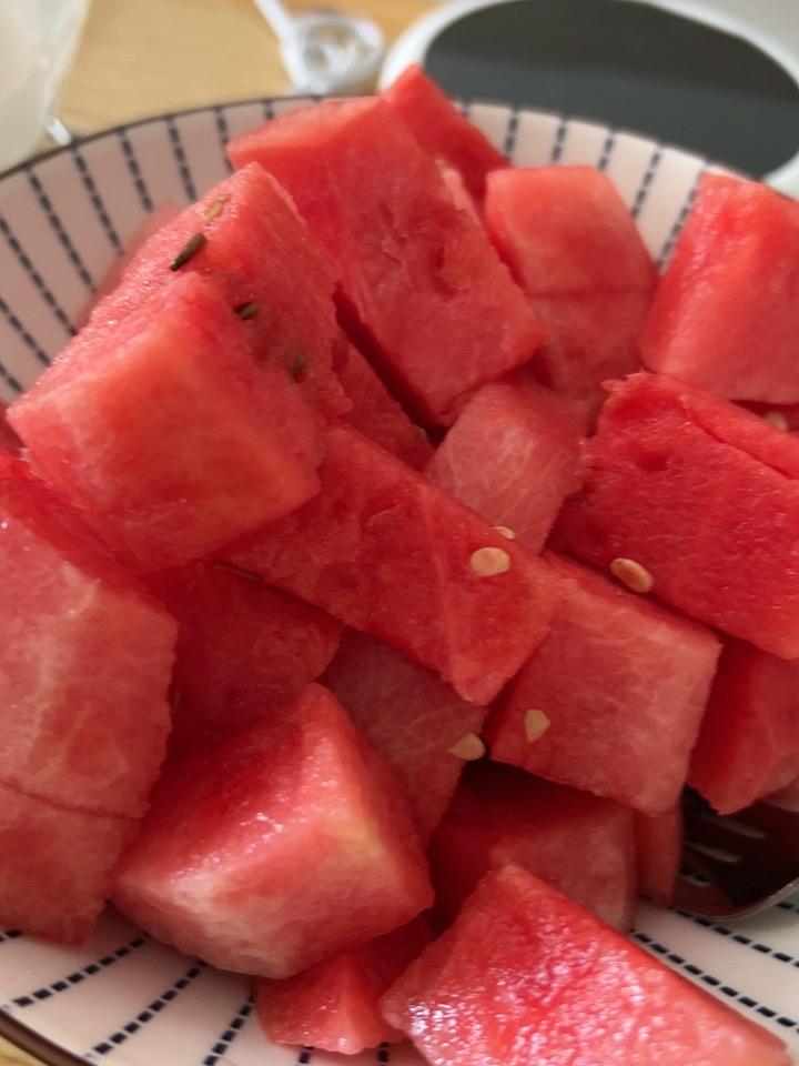 今日吃小西瓜，又甜又脆，好好吃，夏天一定不能少了西瓜，太解暑了！