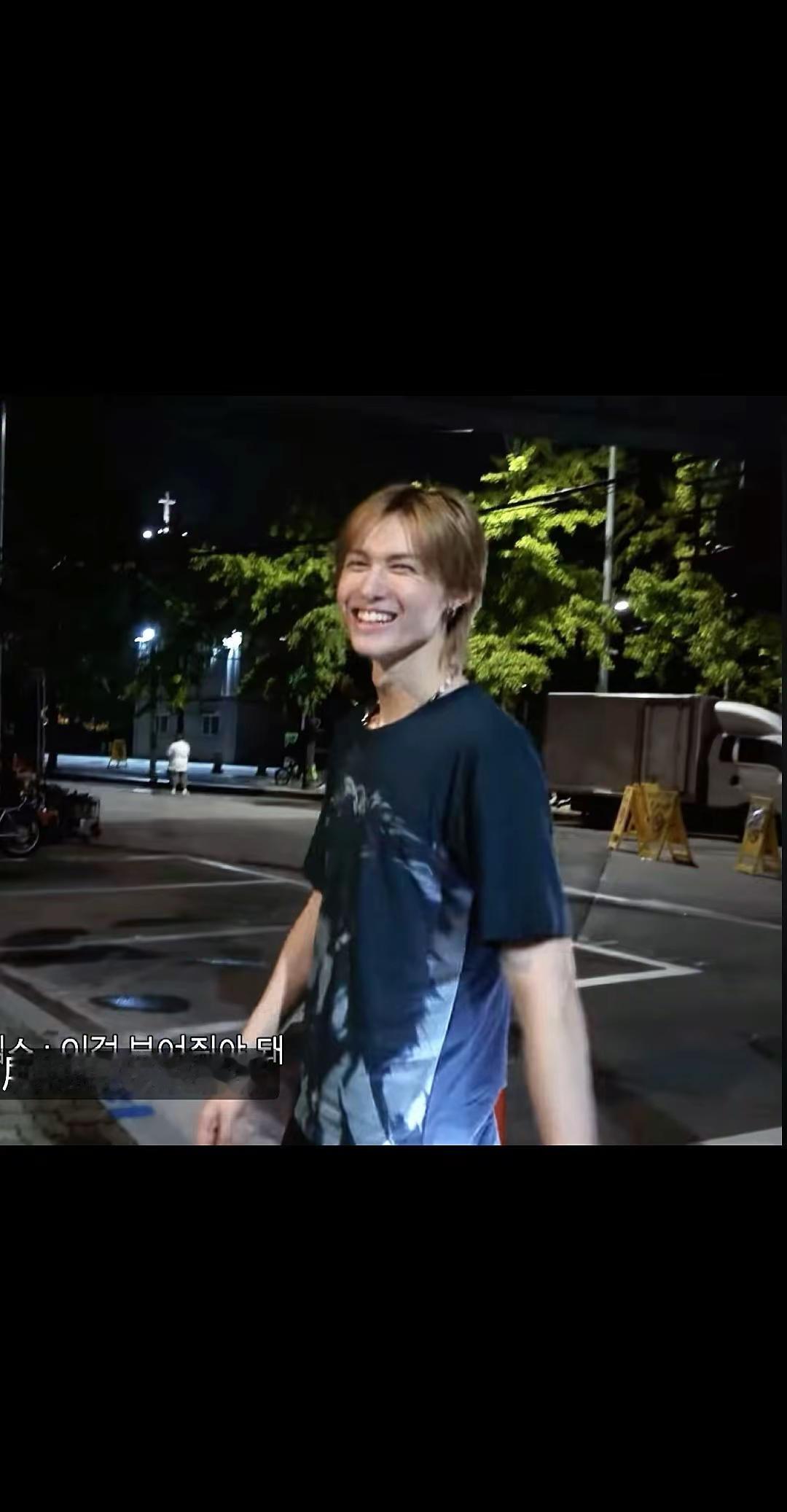 crush喊我出来散步一直对我笑。是什么意思啊是不是喜欢我啊crush 马丁 m
