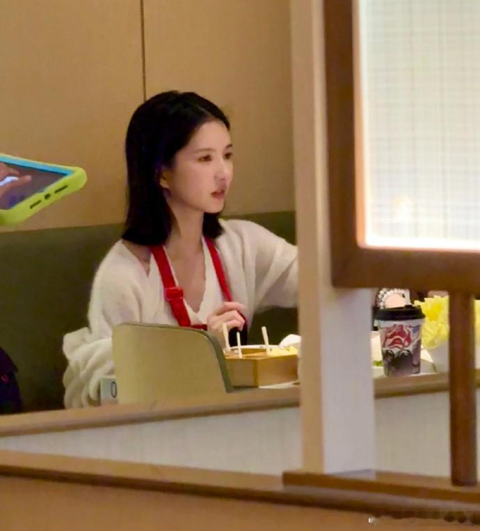 偶遇刘些宁海底捞，生图颜值超能打！五官精致脸小巧，《五福临门》演技亮眼却未大火，