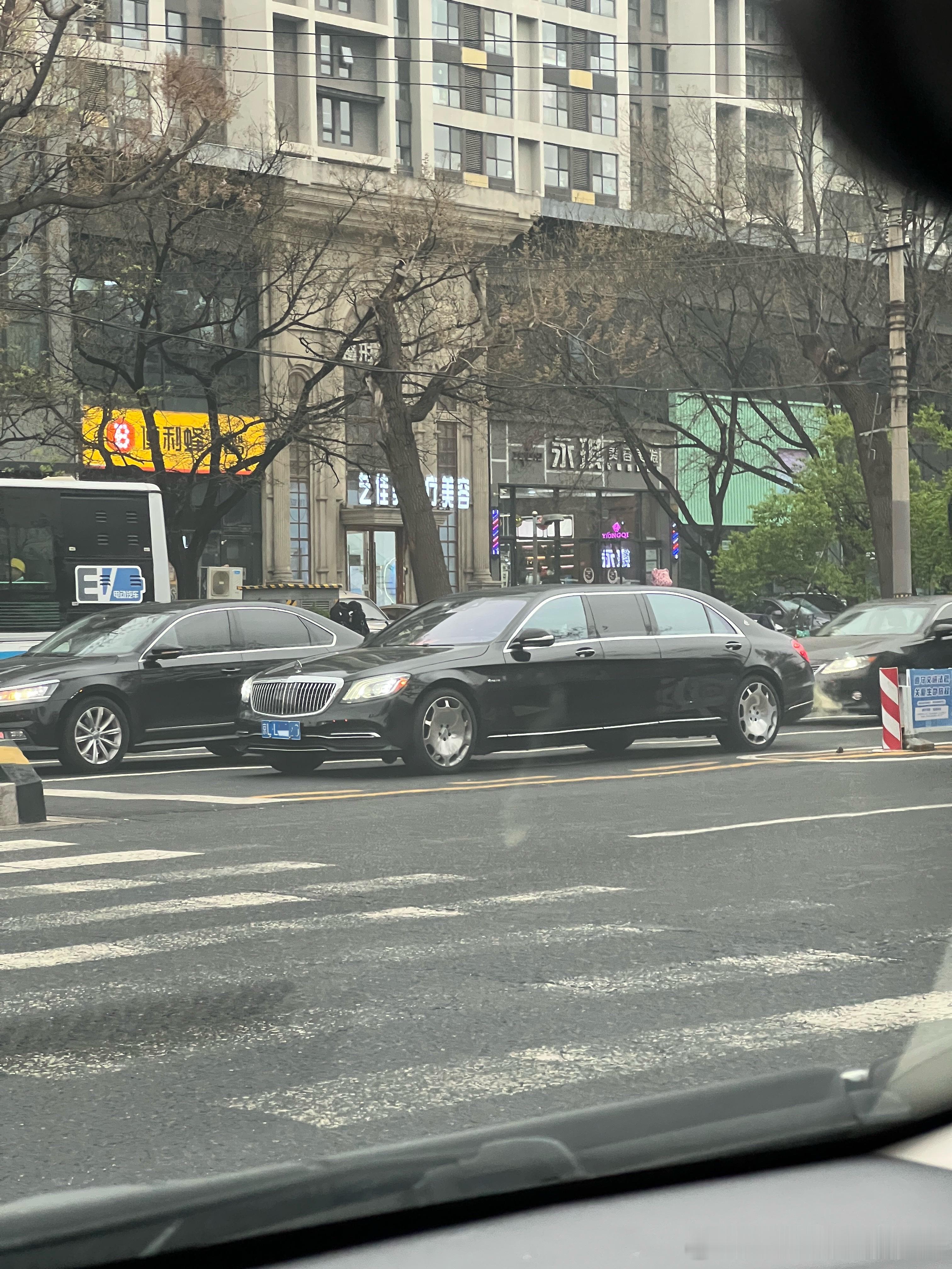 虽然不是普尔曼，但奔驰W222加长之后的感觉也是足够震撼了。全民拍车奔驰S级 北