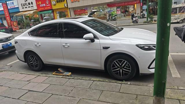 【车被收费公司私自挪至收费车位 车主：电池底部有划伤】市监局回应车被收费公司挪至