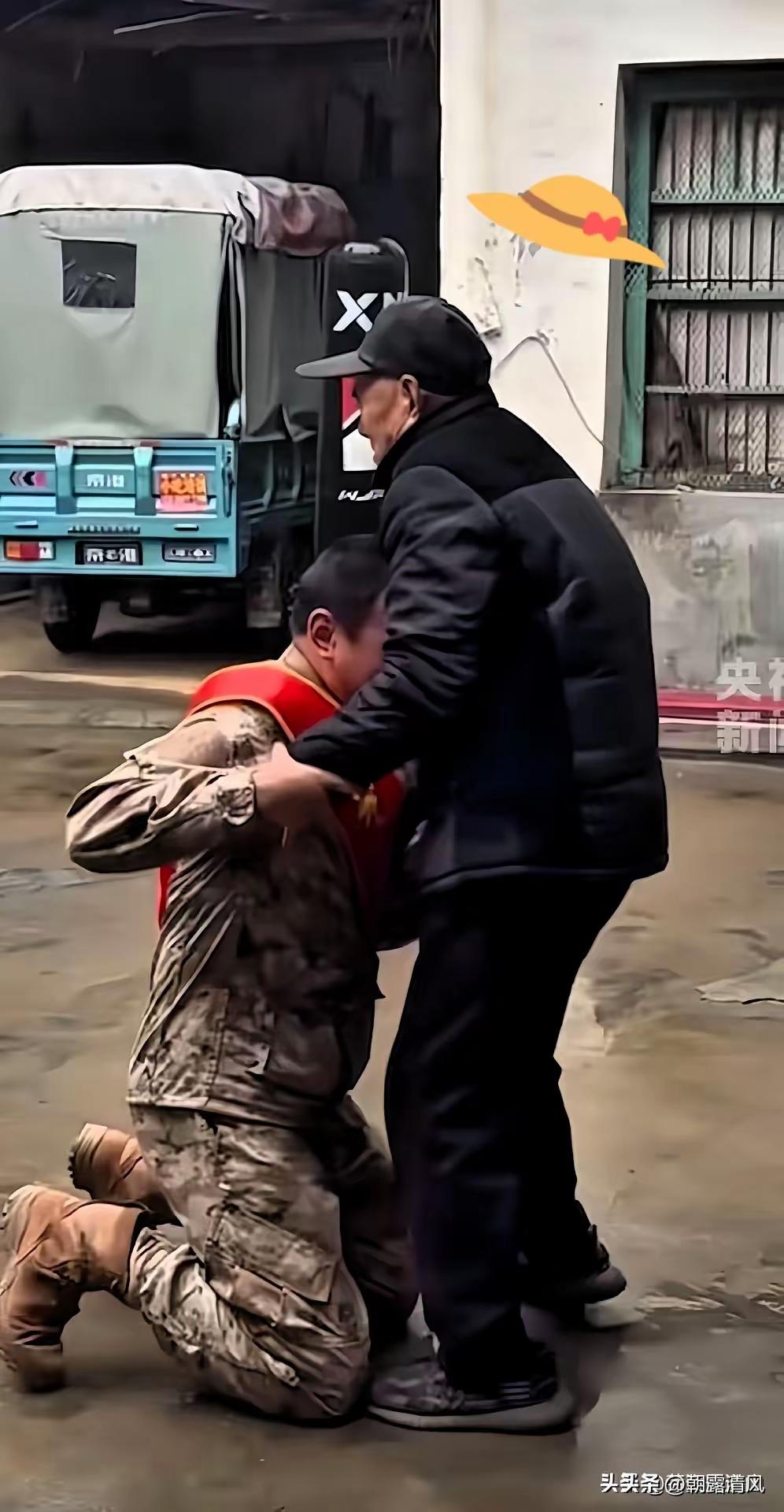 古人说，父母在，不远游。
十九岁的娃娃，即将奔赴军营。跪别的是九十多岁的爷爷奶奶