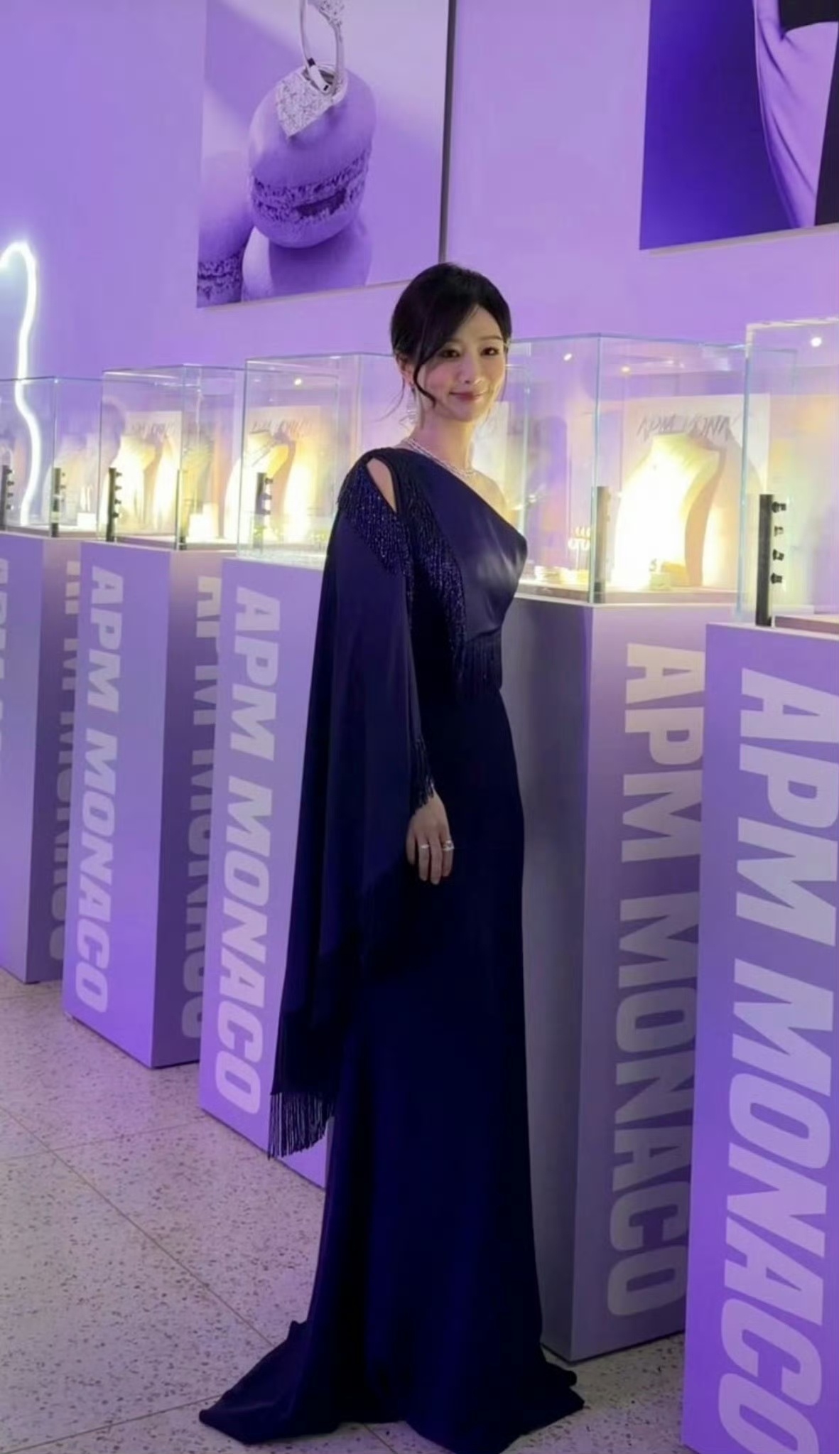  杨紫紫色高定 解锁梦幻紫高定新造型，修身剪裁勾勒曼妙身姿，轻纱裙摆随风摇曳，甜