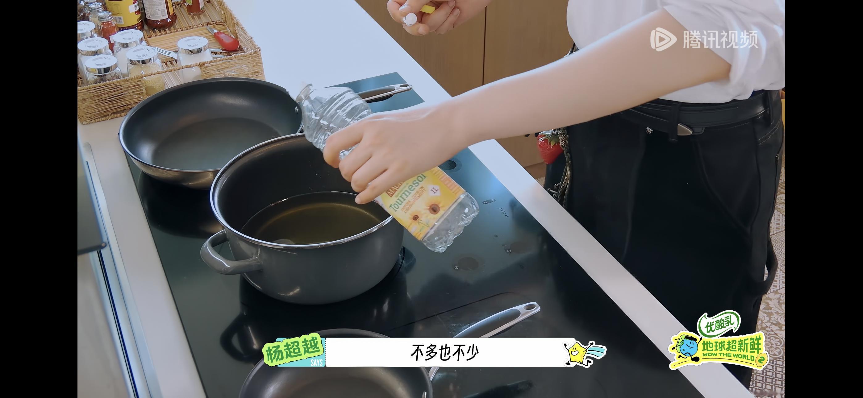 腰上的挂件是草莓。