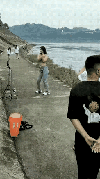 不得不说
黑衣男子是懂女人的
但凡看一眼都是对女友的不尊重[捂脸]
