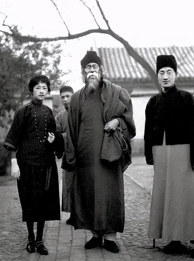 1924年，泰戈尔访华。在宴会上，鲁迅留下了一句“一塌糊涂”，就愤然离场。后来，