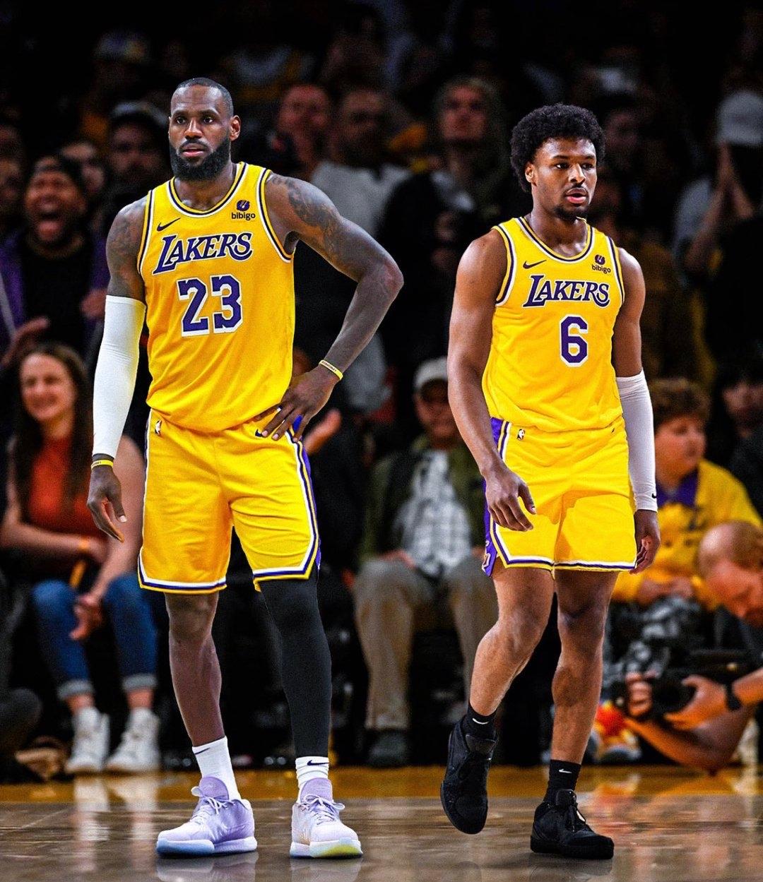 父子连线来了！
 
今天洛杉矶湖人队主场对阵布鲁克林篮网队，比赛进行到第二节，勒