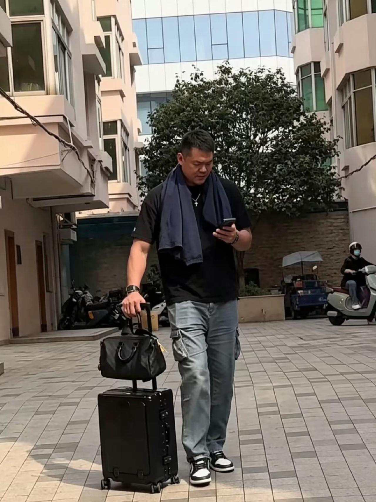 “锋雨”离任，未必就没彩虹！
广东宏远杜锋、朱芳雨相继离任，有人持悲观态度说十一