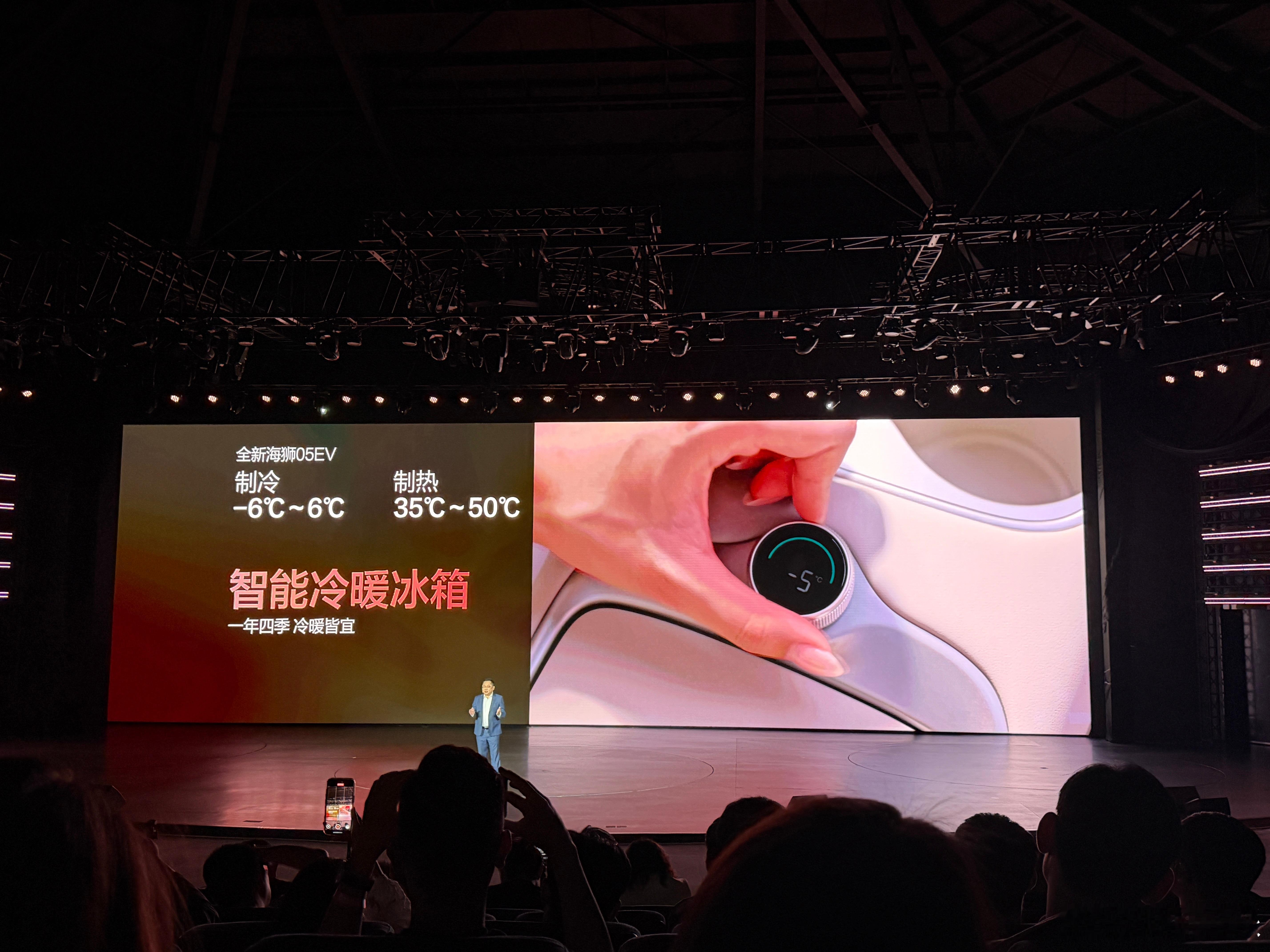 这个职能冷暖冰箱我还挺喜欢的，作为一个爱喝各种饮料的人，我的车上也离不开饮料，这