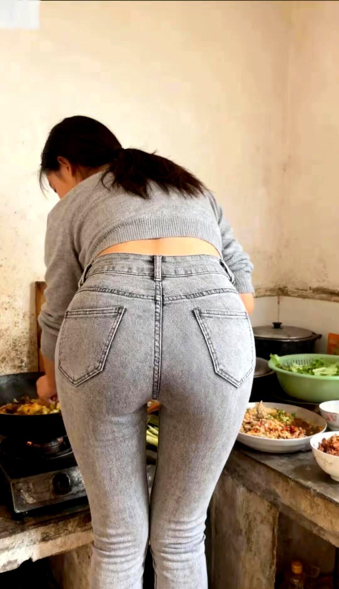 梨形身材买牛仔裤，不是你腿粗，是裤子没长眼睛。
一半中国年轻女生都是梨形，可90
