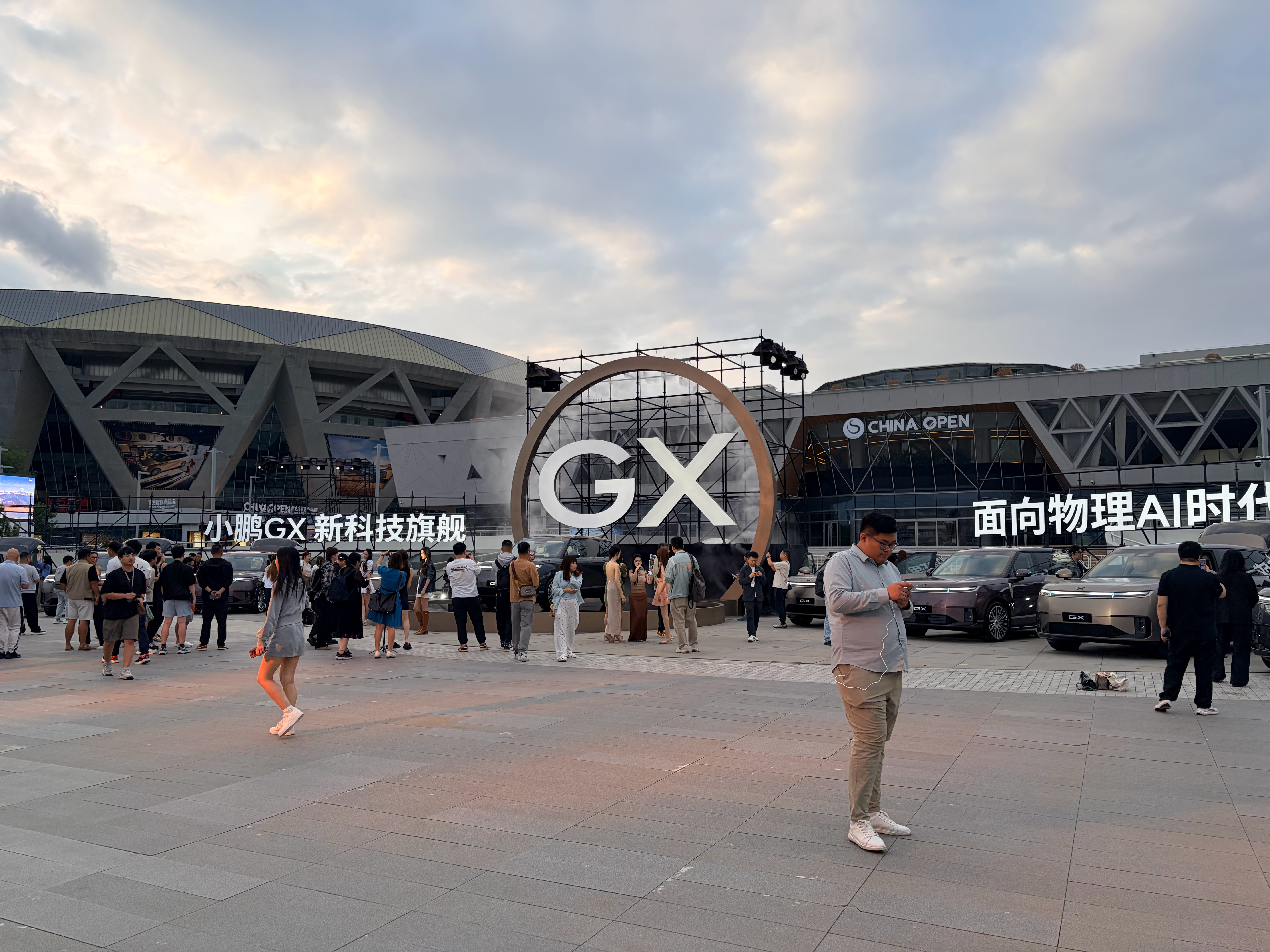已到小鹏GX发布会现场地点选在国家网球钻石球馆内外场布置都很气派！新科技旗舰小鹏