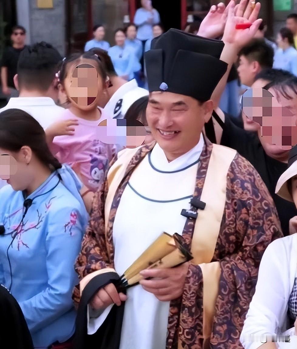 大衣哥着古装唱红歌看似无心之失，实则对历史、对先烈、对红歌敬畏感严重缺失
 
据