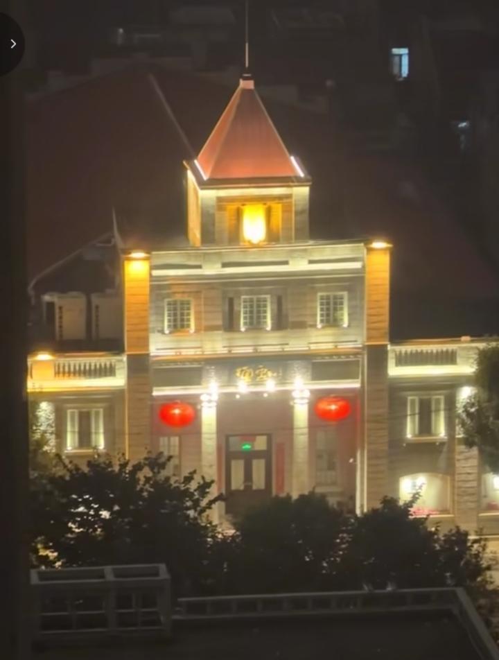 哈哈，德云社10月22日有14场演出，一场鼓曲，13场相声，13个演出队！有吃财