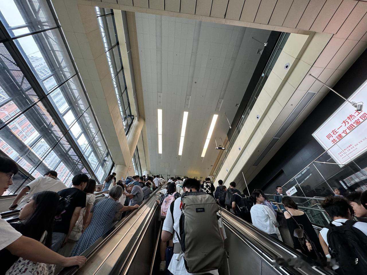今天，感觉广州有一亿人去香港了。

今天是中秋假期第二天，老罗从庆盛高铁站，坐着