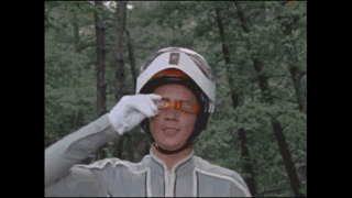 当我单手戴上眼镜的时候，我眼里的自己be like： 