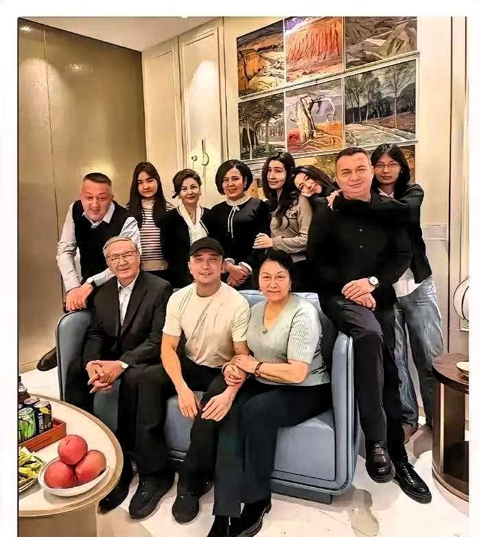 这个世界上最搞不懂得，就是尼格买提的父母了。明明各自都离婚带娃，居然二婚又生了个