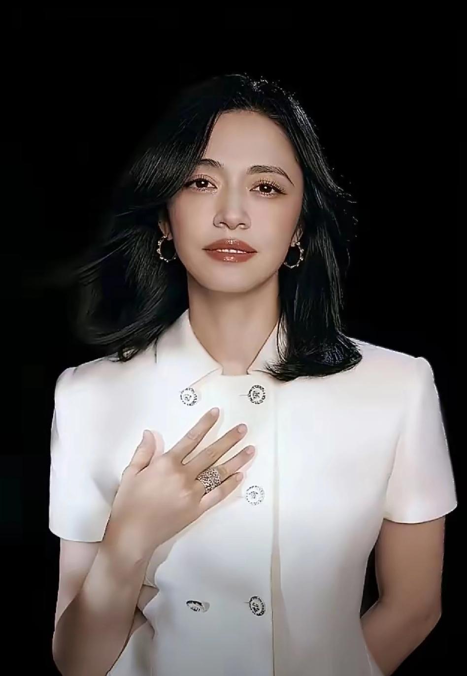 姚晨身家丰厚，事业如日中天，离婚后商业价值不减，监制作品获奖，生活优渥。凌潇肃则